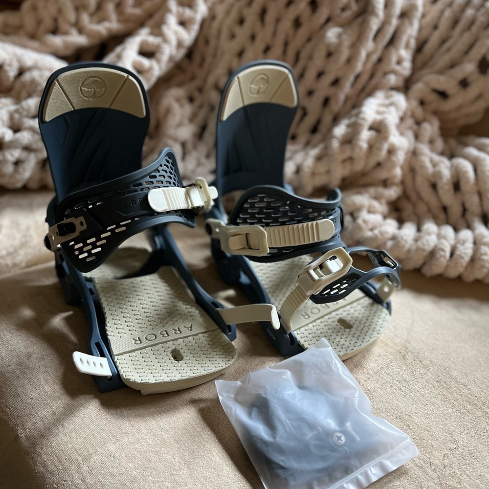 Arbor snowboard bindings - new - size M